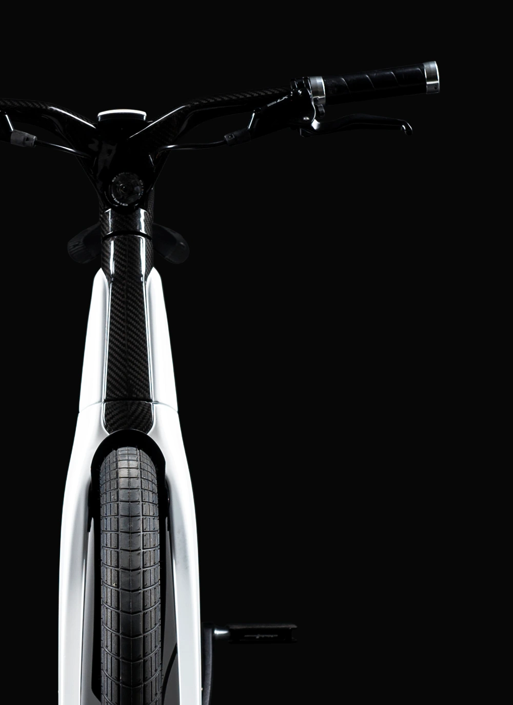 Frontansicht des minimalistischen und integrierten E-Bike-Designs