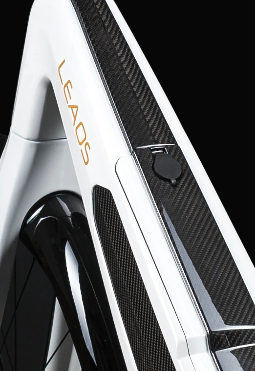 Detail des Carbonrahmens des E-Bikes mit integrierter Struktur und Materialien