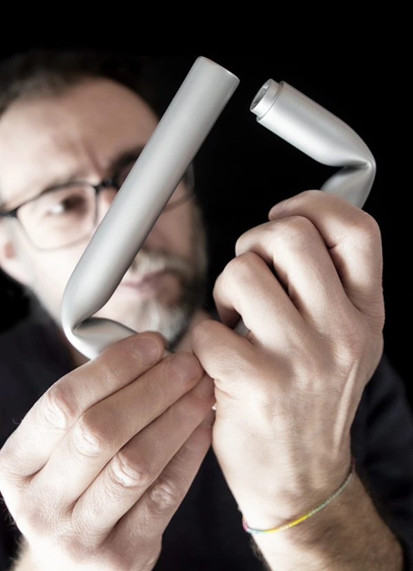 Designer Francesco Sommacal testet einen Prototyp der kaltgebogenen Türklinke in der Hand