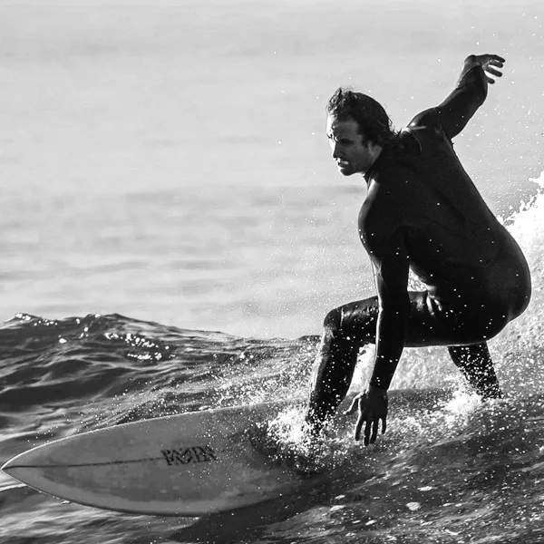 Surfer als Referenz für die Untersuchung fließender Bewegungen