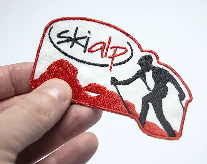 Auf eine Jacke gesticktes Ski Alp Logo