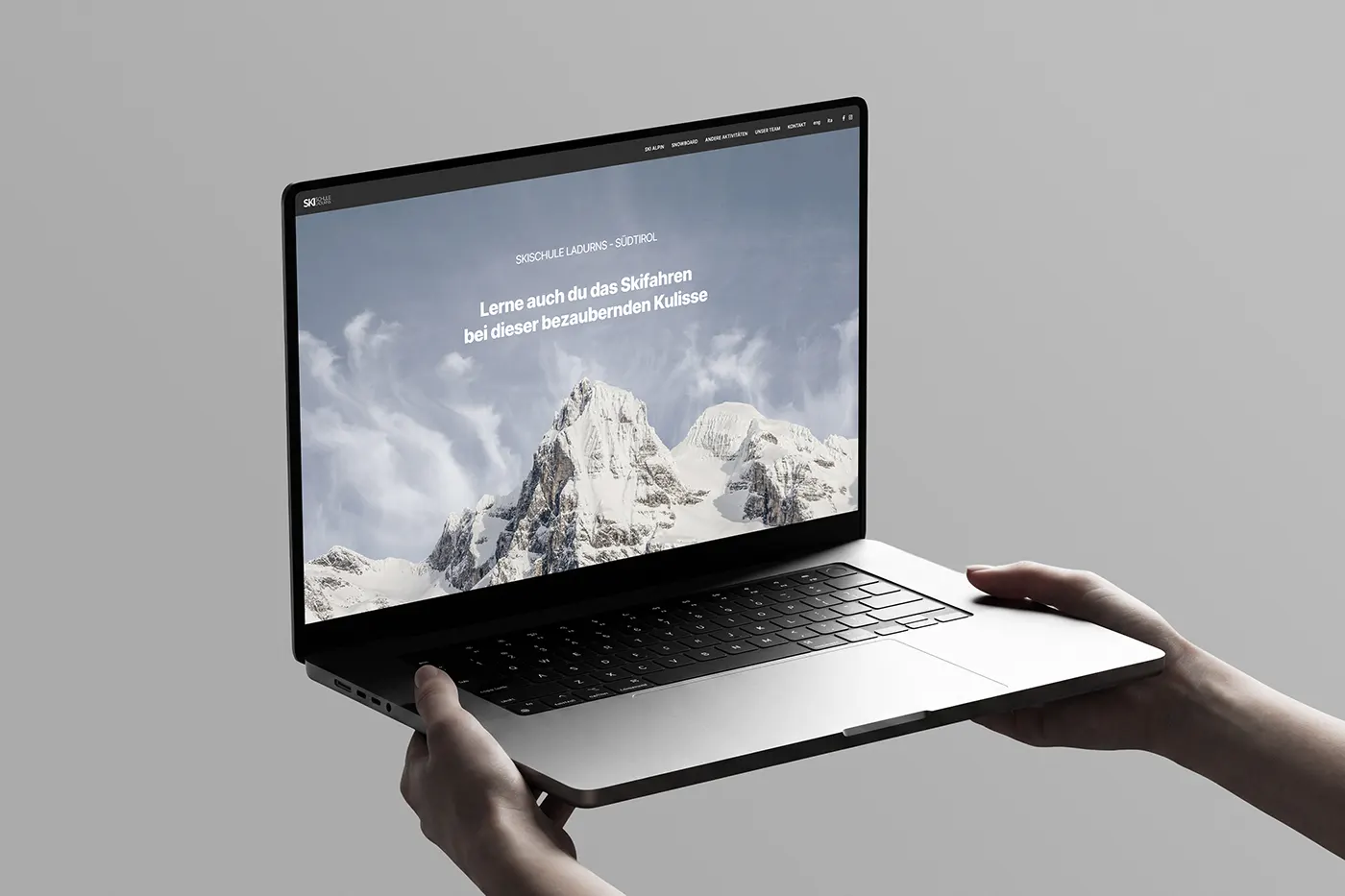 Website der Skischule Ladurns auf einem Laptop