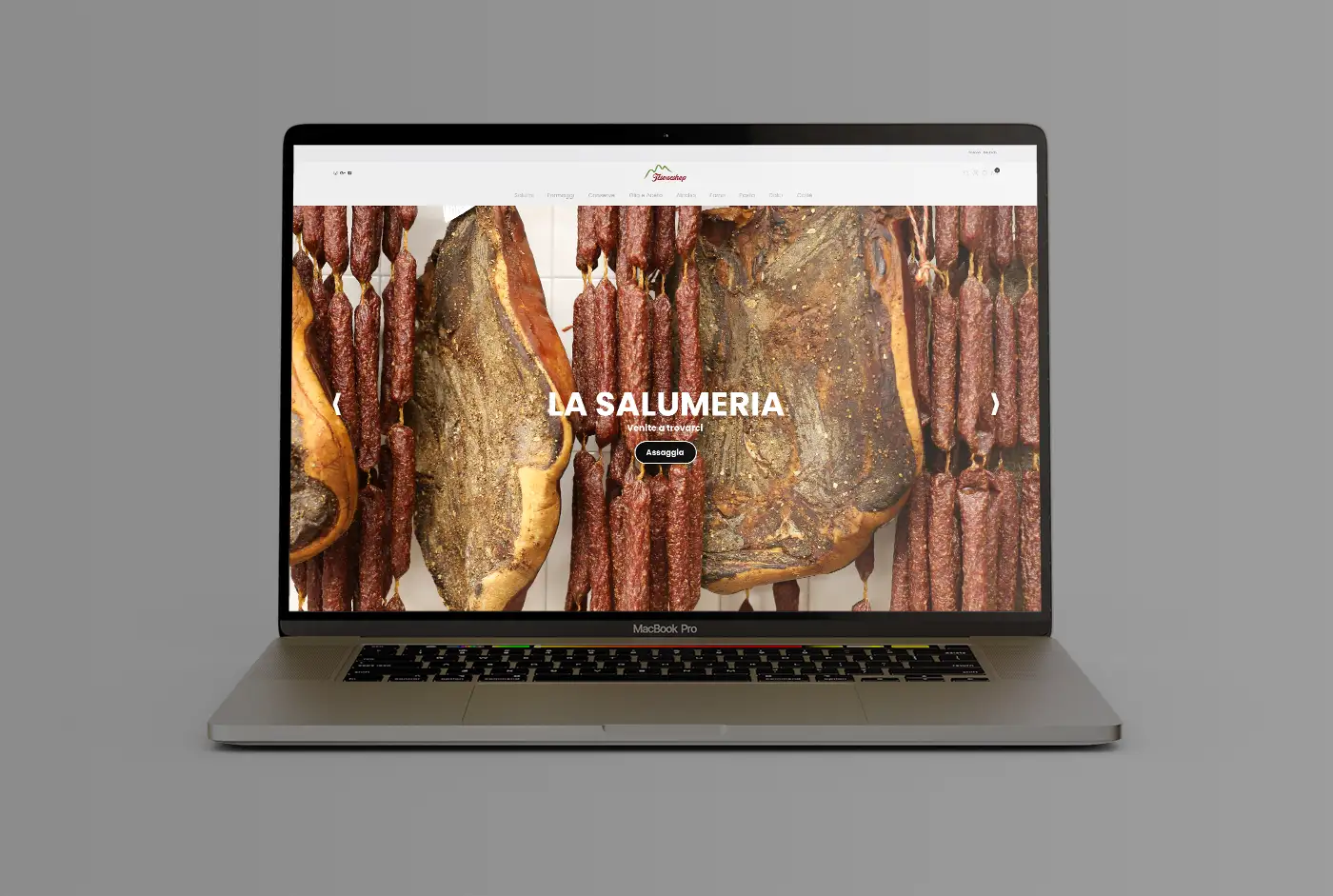 E-Commerce-Website von Tesone Alimentari auf einem Laptop mit Bildern von Wurstwaren